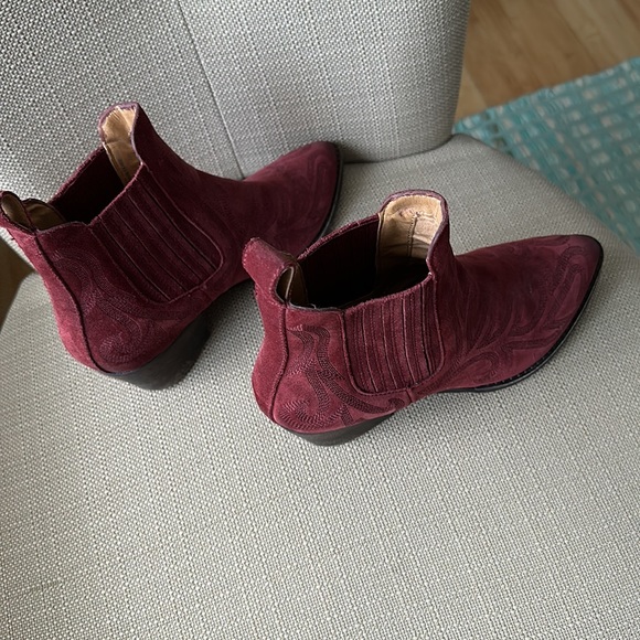Beautiful red suede bootie style boots. Pull on no zipper - Picture 3 of 8